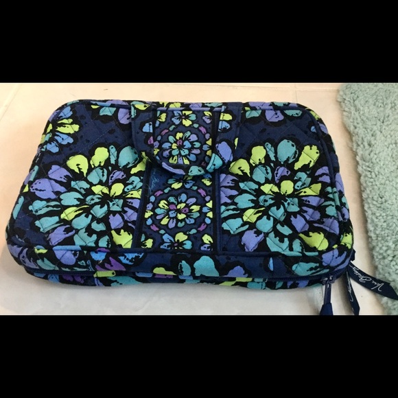 Vera Bradley Handbags - Vera Bradley hanging toiletry bag